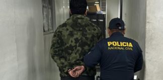 Agentes de la PNC dieron a conocer la captura de un presunto trabajador del MP, luego que este agrediera a un agente quien le solicitaba sus datos para identificarlo.