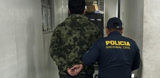 Agentes de la PNC dieron a conocer la captura de un presunto trabajador del MP, luego que este agrediera a un agente quien le solicitaba sus datos para identificarlo.