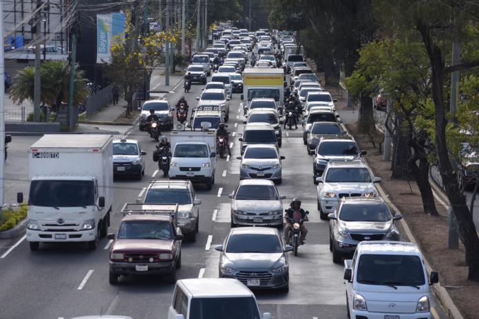 Debido a las Elecciones del Colegio de Abogados y Notarios (CANG), varios puntos de la ciudad cercanos al Club de Oficiales La Aurora, en la zona 13 capitalina, muestran ciertas complicaciones viales debido a la afluencia vehicular en el área.