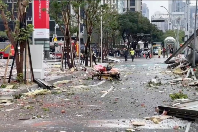 En esta imagen, tomada de un video de la televisora taiwanesa TVBS, se muestran escombros esparcidos por la calle tras una explosión en el centro comercial Shin Kong Mitsukoshi, en la ciudad de Taichung, en Taiwán, el 13 de febrero de 2025. Foto La Hora: AP