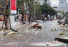 En esta imagen, tomada de un video de la televisora taiwanesa TVBS, se muestran escombros esparcidos por la calle tras una explosión en el centro comercial Shin Kong Mitsukoshi, en la ciudad de Taichung, en Taiwán, el 13 de febrero de 2025. Foto La Hora: AP
