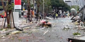 En esta imagen, tomada de un video de la televisora taiwanesa TVBS, se muestran escombros esparcidos por la calle tras una explosión en el centro comercial Shin Kong Mitsukoshi, en la ciudad de Taichung, en Taiwán, el 13 de febrero de 2025. Foto La Hora: AP