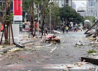 En esta imagen, tomada de un video de la televisora taiwanesa TVBS, se muestran escombros esparcidos por la calle tras una explosión en el centro comercial Shin Kong Mitsukoshi, en la ciudad de Taichung, en Taiwán, el 13 de febrero de 2025. Foto La Hora: AP