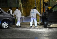Personal de emergencias trabaja en el lugar del tiroteo en la escuela Campus Risbergska, en Örebro, unos 200 kilómetros (125 millas) al oeste de Estocolmo, Suecia, el martes 4 de febrero de 2025 Foto La Hora: AP