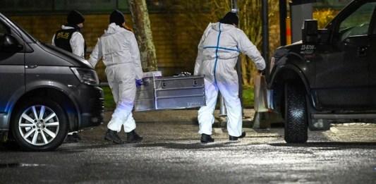 Personal de emergencias trabaja en el lugar del tiroteo en la escuela Campus Risbergska, en Örebro, unos 200 kilómetros (125 millas) al oeste de Estocolmo, Suecia, el martes 4 de febrero de 2025 Foto La Hora: AP