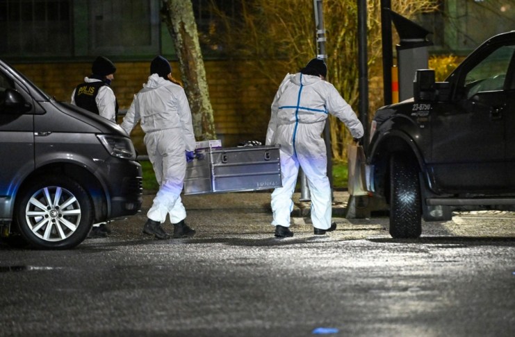 Personal de emergencias trabaja en el lugar del tiroteo en la escuela Campus Risbergska, en Örebro, unos 200 kilómetros (125 millas) al oeste de Estocolmo, Suecia, el martes 4 de febrero de 2025 Foto La Hora: AP