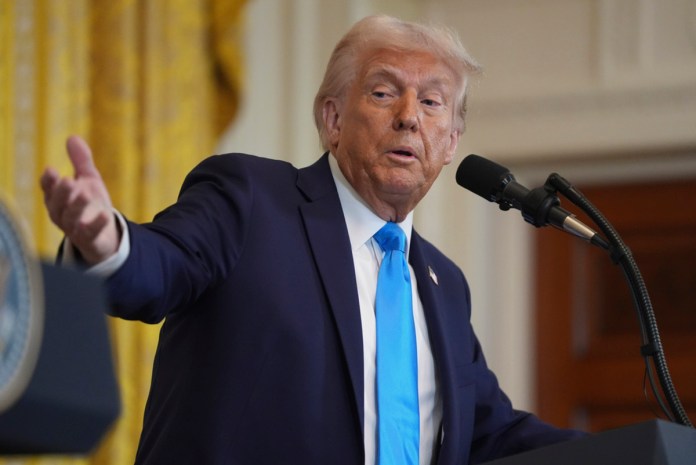 El presidente Donald Trump habla durante una conferencia de prensa con el primer ministro israelí, Benjamin Netanyahu, en la Sala Este de la Casa Blanca, el martes 4 de febrero de 2025, en Washington. Foto La Hora: AP