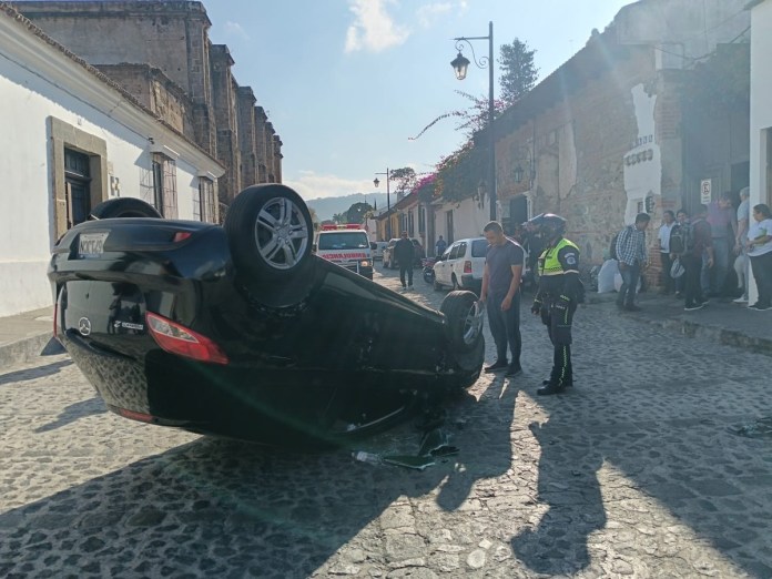 Este martes 25 de febrero se presentó un accidente de tránsito en el municipio de Sacatepéquez, en el municipio de La Antigua Guatemala,. Foto La Hora: Bomberos Voluntarios Antigua