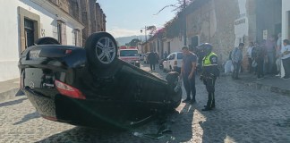 Este martes 25 de febrero se presentó un accidente de tránsito en el municipio de Sacatepéquez, en el municipio de La Antigua Guatemala,. Foto La Hora: Bomberos Voluntarios Antigua