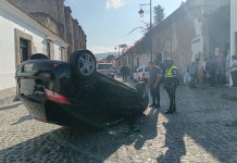 Vehículo vuelca cerca del convento de Capuchinas en Antigua Guatemala Este martes 25 de febrero se presentó un accidente de tránsito en el municipio de Sacatepéquez, en el municipio de La Antigua Guatemala,. Foto La Hora: Bomberos Voluntarios Antigua
