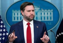 El vicepresidente de Estados Unidos, JD Vance, habla con reporteros en la sala de prensa Brady Press de la Csaa Blanca, el 30 de enero de 2025, en Washington. Foto La Hora: AP