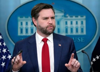 El vicepresidente de Estados Unidos, JD Vance, habla con reporteros en la sala de prensa Brady Press de la Csaa Blanca, el 30 de enero de 2025, en Washington. Foto La Hora: AP