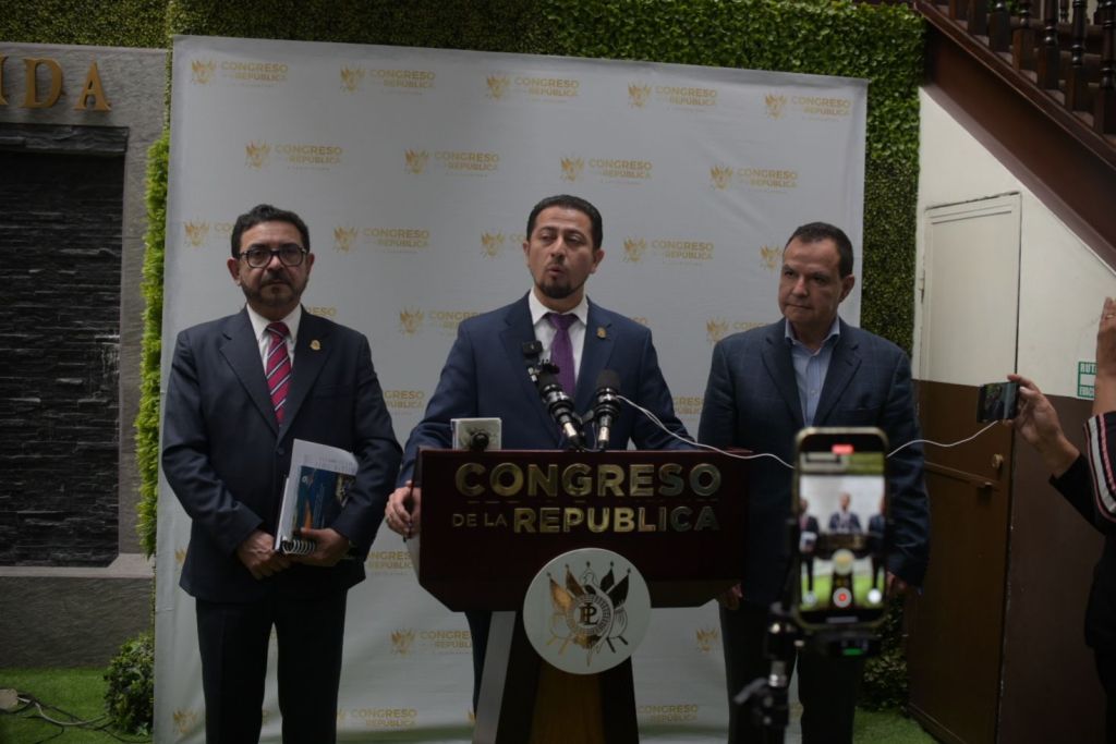 El presidente del Congreso, Nery Ramos, con miembros de la Junta Directiva. Foto: José Orozco / La Hora