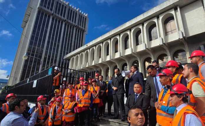 Un año más se realizó el macrosimulacro sin tomar en cuenta la Torre de Tribunales. Foto La Hora: Sergio Osegueda