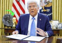 Trump ubica una réplica de la Copa del Mundo de la FIFA en el Despacho Oval Foto La Hora: EFE