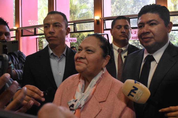 La Fiscal General y Jefa del MP, Consuelo Porras, acudió al Club de Oficiales La Aurora para emitir su voto en las elecciones del CANG acompañada del candidato por la planilla 1.