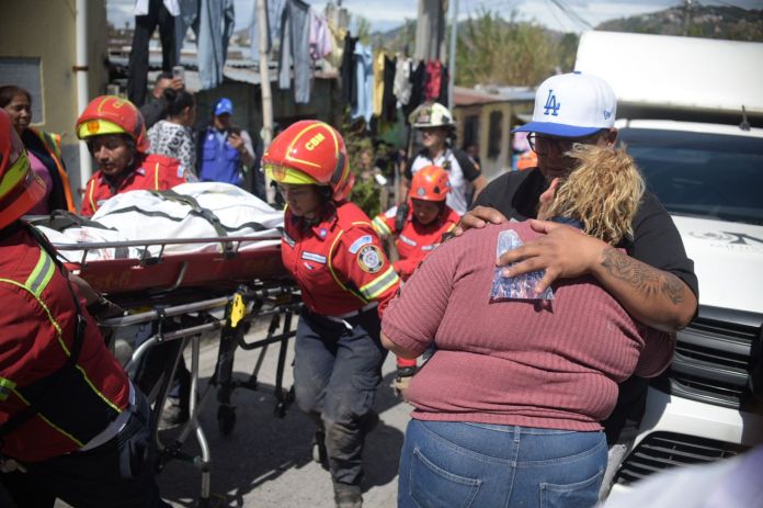 Familiares lloran en el lugar del incidente donde cayó un bus en una hondonada en zona 6, calzada La Paz. Foto: José Orozco / La Hora