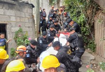 Rescate de personas de la tragedia en Calzada La Paz. Foto: PNC