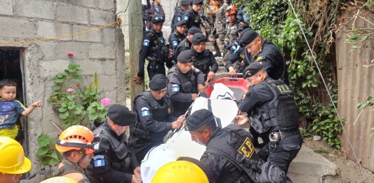 Rescate de personas de la tragedia en Calzada La Paz. Foto: PNC