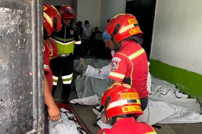 Luego de la tragedia en el accidente de un bus extraurbano en la zona 6, autoridades del RENAP se ha involucrado en el reconocimiento de las víctimas de dicho incidente. Foto La Hora: José Orozco