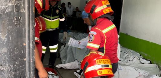 Luego de la tragedia en el accidente de un bus extraurbano en la zona 6, autoridades del RENAP se ha involucrado en el reconocimiento de las víctimas de dicho incidente. Foto La Hora: José Orozco