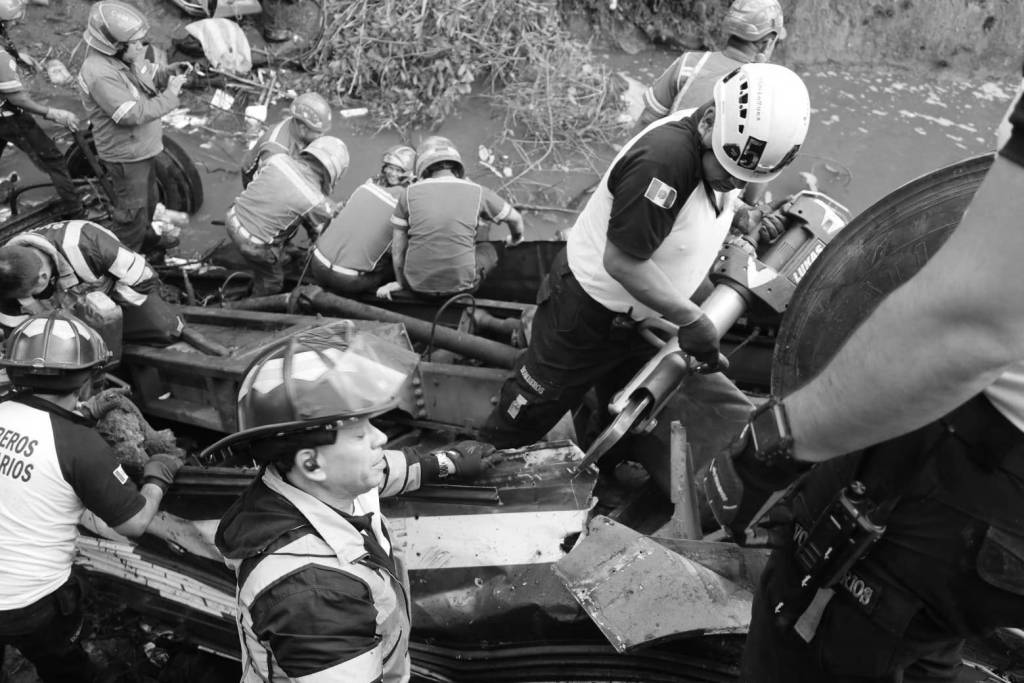 Bomberos Voluntarios y Municipales trabajan en el rescate de personas sobrevivientes del bus accidentado en la zona 6 capitalina este 10 de febrero.