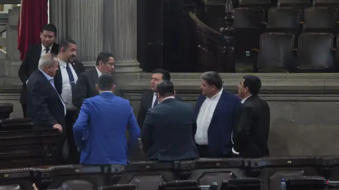 Aunque los diputados Adim Maldonado y José Inés Castillo son de divisiones de la UNE distina conversaban mientras se discutía la moción para reformar la Ley del Congreso. Foto: La Hora