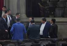 Aunque los diputados Adim Maldonado y José Inés Castillo son de divisiones de la UNE distina conversaban mientras se discutía la moción para reformar la Ley del Congreso. Foto: La Hora
