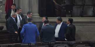 Aunque los diputados Adim Maldonado y José Inés Castillo son de divisiones de la UNE distina conversaban mientras se discutía la moción para reformar la Ley del Congreso. Foto: La Hora
