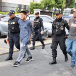 Agentes de la PNC capturan a supuestos salvatruchas en zona 1. Foto La Hora: PNC