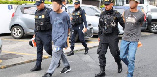 Agentes de la PNC capturan a supuestos salvatruchas en zona 1. Foto La Hora: PNC