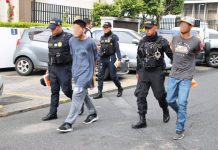 Presuntos pandilleros son detenidos tras persecución en zona 1 Agentes de la PNC capturan a supuestos salvatruchas en zona 1. Foto La Hora: PNC