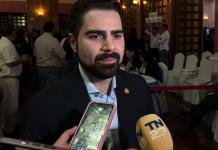 Lluvia de críticas por video de Santiago Palomo llamando al voto del CANG El secretario de Comunicación Social de la Presidencia, Santiago Palomo, el pasado 7 de febrero en las votaciones del Cang. Foto: La Hora / Daniel Ramírez.