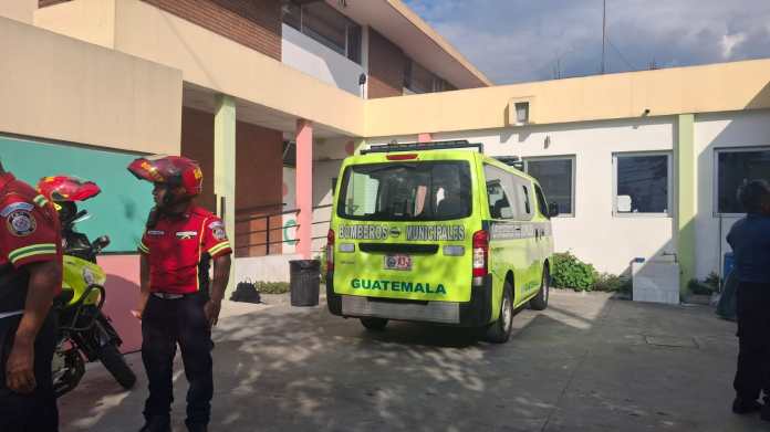 Bomberos Municipales trasladan a menor de edad herido al Hospital San Juan de Dios. Foto La Hora: Bomberos Municipales