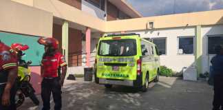 Bomberos Municipales trasladan a menor de edad herido al Hospital San Juan de Dios. Foto La Hora: Bomberos Municipales