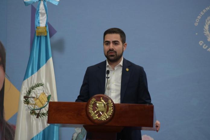 Secretario de Comunicación Social de la Presidencia, Santiago Palomo, advierte sobre estafas realizadas con IA, en la conferencia semanal La Ronda. Foto La Hora: Jose Orozco