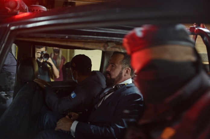 El exministro de Comunicaciones, Alejandro Sinibaldi, es trasladado del edificio de Torre de Tribunales al centro preventivo Mariscal Zavala. Foto: La Hora / Fabricio Alonzo. 