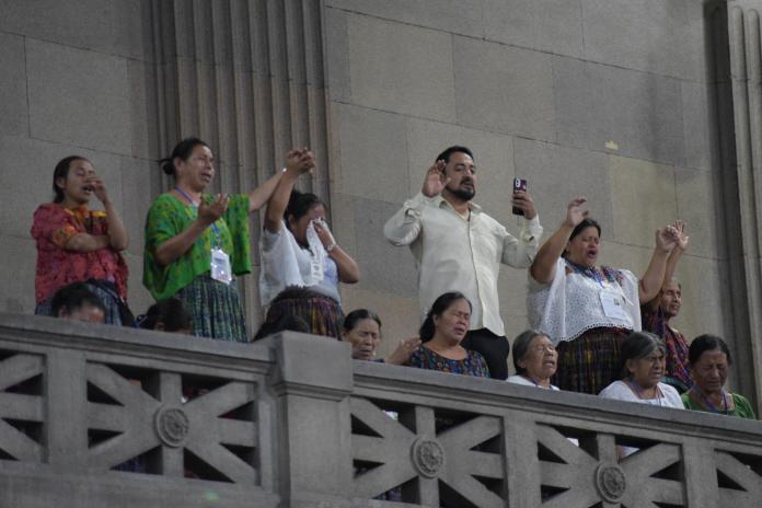 Comadronas se encuentran en el palco de visitas del Congreso. Foto: José Orozco / La Hora