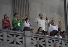 Comadronas se encuentran en el palco de visitas del Congreso. Foto: José Orozco / La Hora