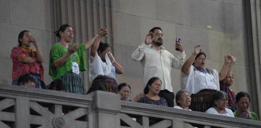 Comadronas se encuentran en el palco de visitas del Congreso. Foto: José Orozco / La Hora