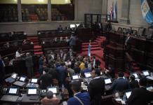 Autoridades ixiles preguntan a los diputados «¿cómo van a dormir hoy?» tras aumento de salario Diputados del Congreso de la República. Foto: José Orozco / La Hora