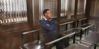 El ex subinspector Edy Vásquez Rabanales se resiste a que extraigan una muestra de su sangre. Foto La Hora: Fabricio Alonzo