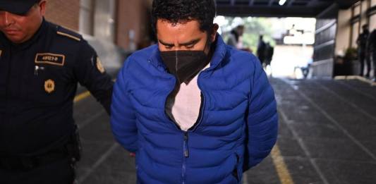 Salvador Batz, ex secretario de finanzas de partido Movimiento Semilla es ingresado a Torre de Tribunales. Foto La Hora: Fabricio Alonzo