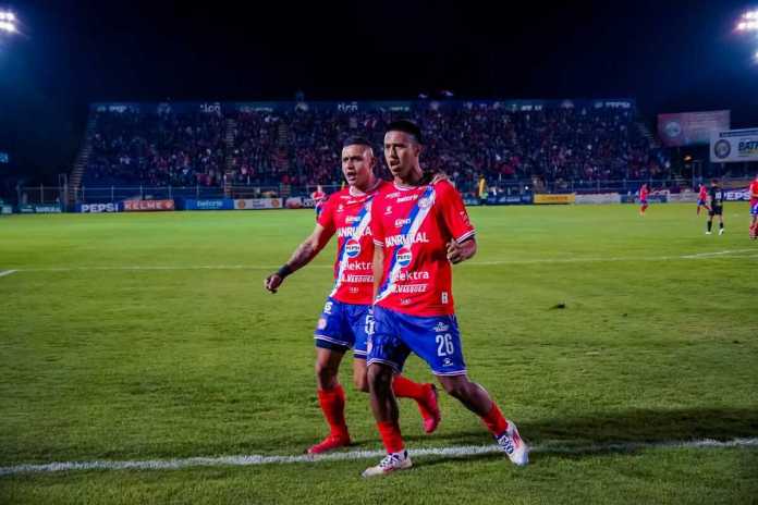 Los actuales campeones, el Xelajú Mario Camposeco, no tuvieron compasión y golearon al Deportivo Xinabajul con un partido de escándalo de 7-2. Foto La Hora: Xelajú Oficial