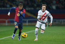Lamine Yamal (izquierda) del Barcelona disputa el balón con Pep Chavarría del Rayo durante un partido de la Liga española entre el Barcelona y el Rayo Vallecano en el Estadio Olímpico Lluis Companys en Barcelona, ​​España, el lunes 17 de febrero de 2025. Foto La Hora: AP.