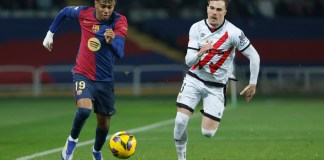 Lamine Yamal (izquierda) del Barcelona disputa el balón con Pep Chavarría del Rayo durante un partido de la Liga española entre el Barcelona y el Rayo Vallecano en el Estadio Olímpico Lluis Companys en Barcelona, ​​España, el lunes 17 de febrero de 2025. Foto La Hora: AP.