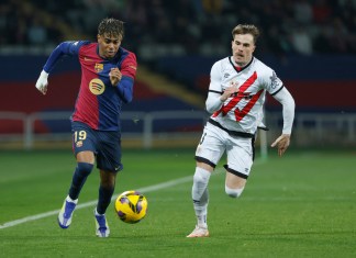 Lamine Yamal (izquierda) del Barcelona disputa el balón con Pep Chavarría del Rayo durante un partido de la Liga española entre el Barcelona y el Rayo Vallecano en el Estadio Olímpico Lluis Companys en Barcelona, ​​España, el lunes 17 de febrero de 2025. Foto La Hora: AP.