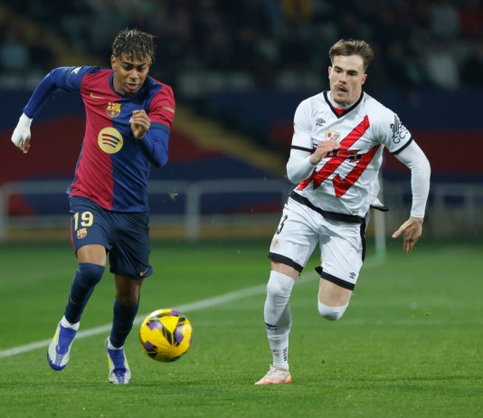 Lamine Yamal (izquierda) del Barcelona disputa el balón con Pep Chavarría del Rayo durante un partido de la Liga española entre el Barcelona y el Rayo Vallecano en el Estadio Olímpico Lluis Companys en Barcelona, ​​España, el lunes 17 de febrero de 2025. Foto La Hora: AP.