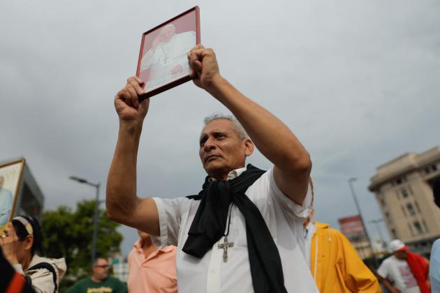 Personas sostienen una imagen del Papa Francisco durante una misa este lunes, en la Plaza Constitución en Buenos Aires (Argentina). Foto La Hora: EFE