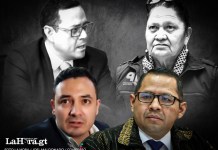 Samuel Pérez rompió la carta que presentó Bequer Chocooj para la renuncia de Arévalo. Foto: La Hora